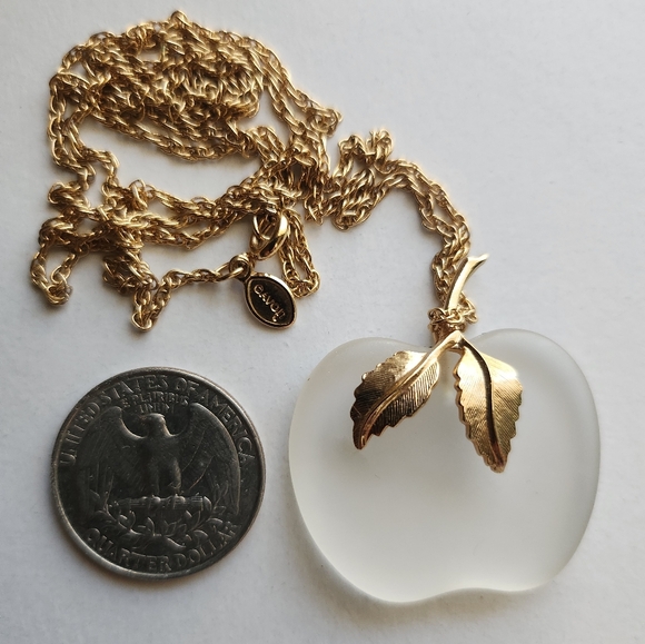 Avon 1970s Frosted Glass Apple Necklace Gold Tone Vintage - Picture 5 of 5
